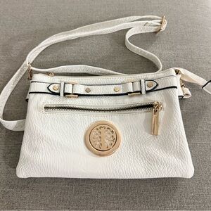 White Crossbody Bag Front & Back Zip Pockets Can hold a
Phone. Adjustable Strap